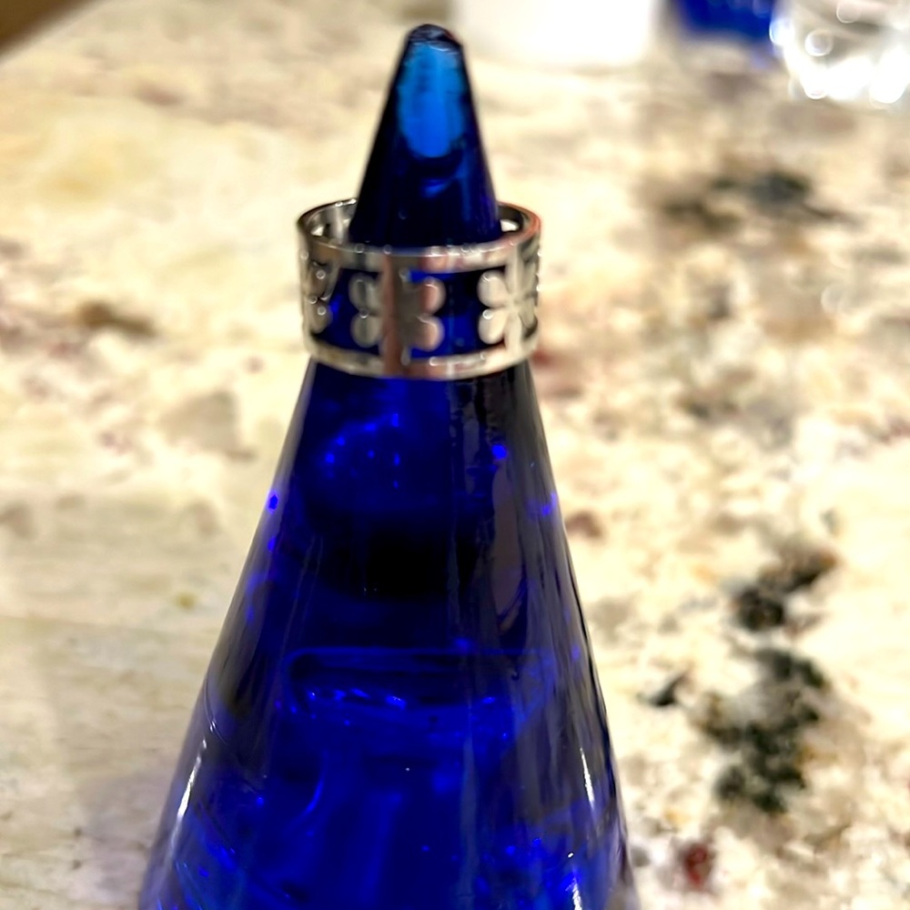 Beautiful size 7 silver ring